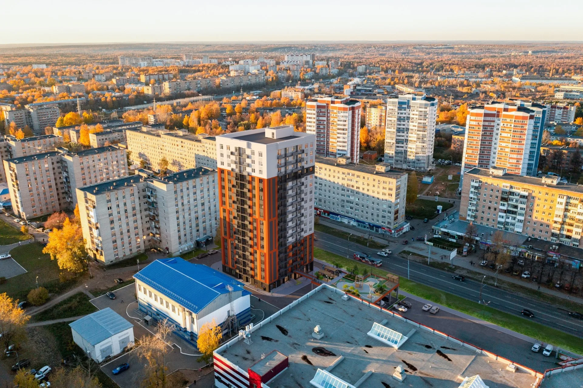 ЖК «Арден на Ворошилова»: Общий вид жилого дома и окружающей городской застройки с высоты